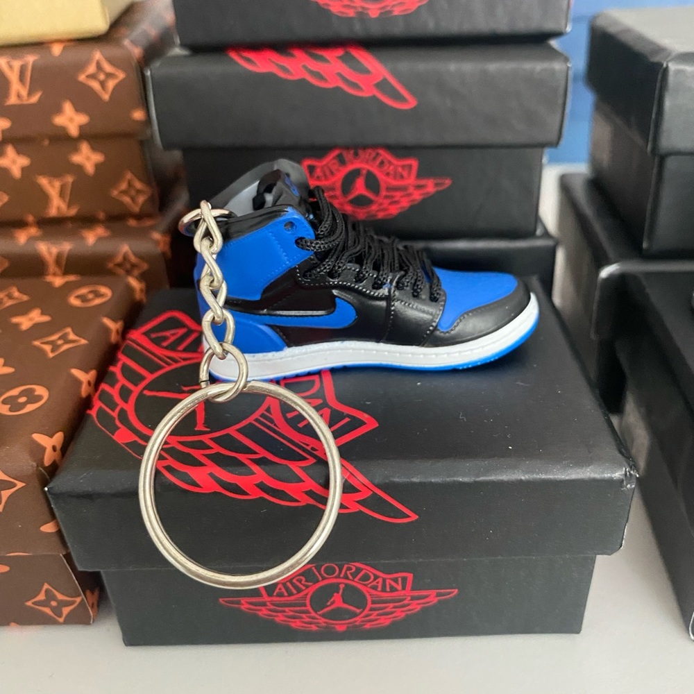 Shoe chain key